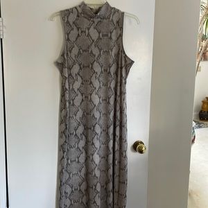 Nice sheath dress. Easy to wear Aline or with a jacket. Never worn.